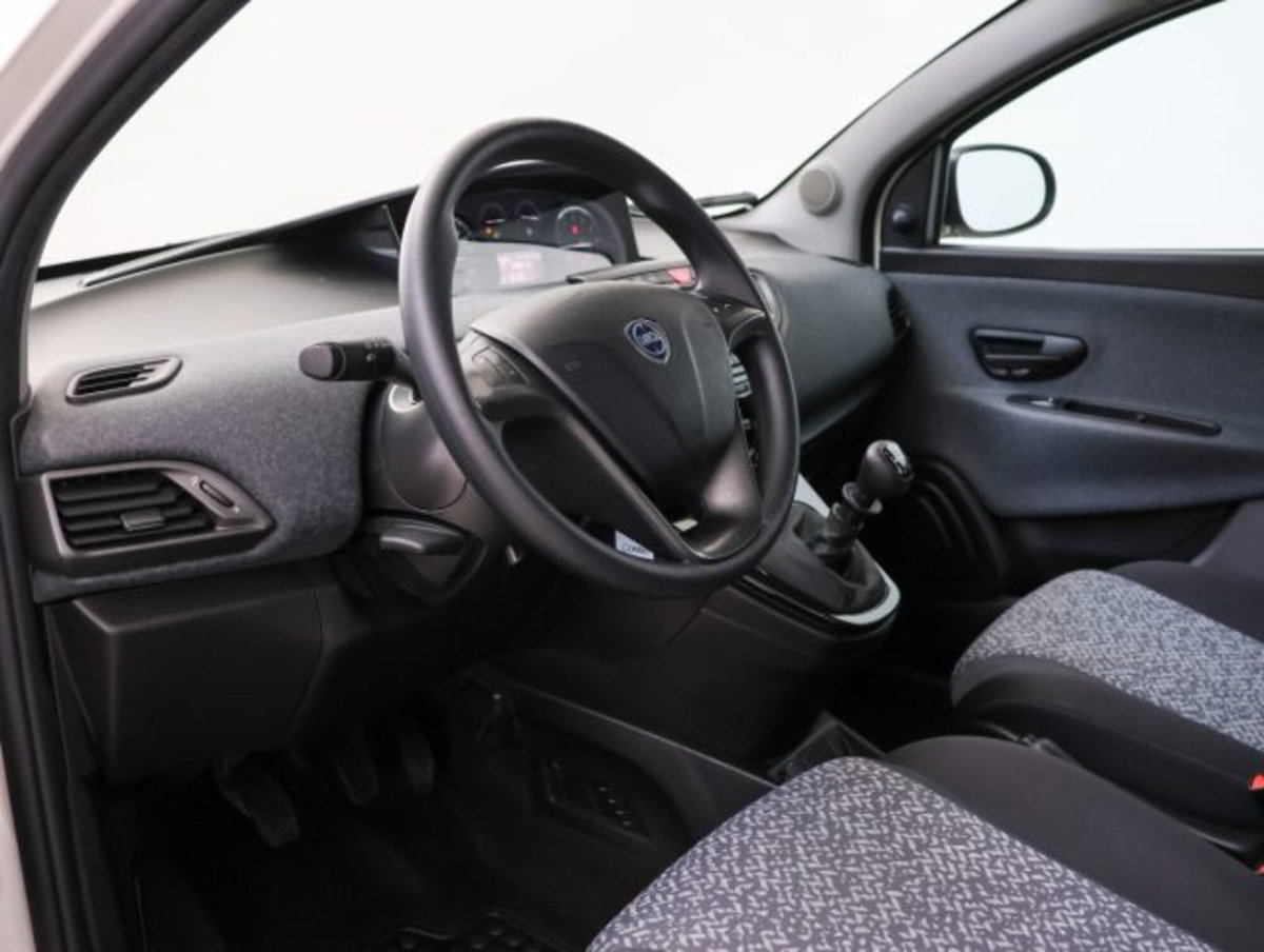 Lancia Ypsilon 1.0 FireFly 5 porte S&S Hybrid Ecochic Silver (9)