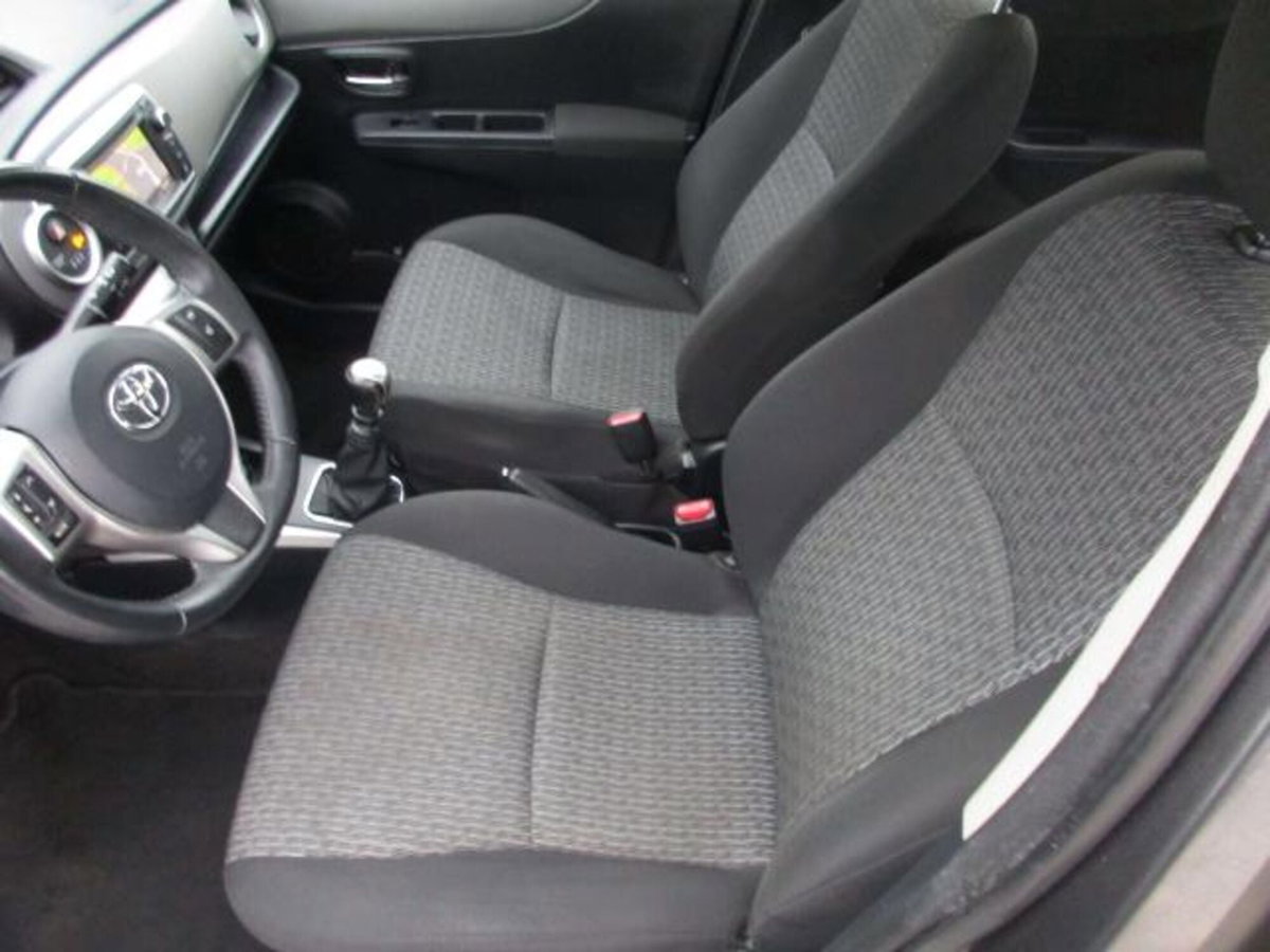 Toyota Yaris 1.D-4D 5 porte Lounge (10)