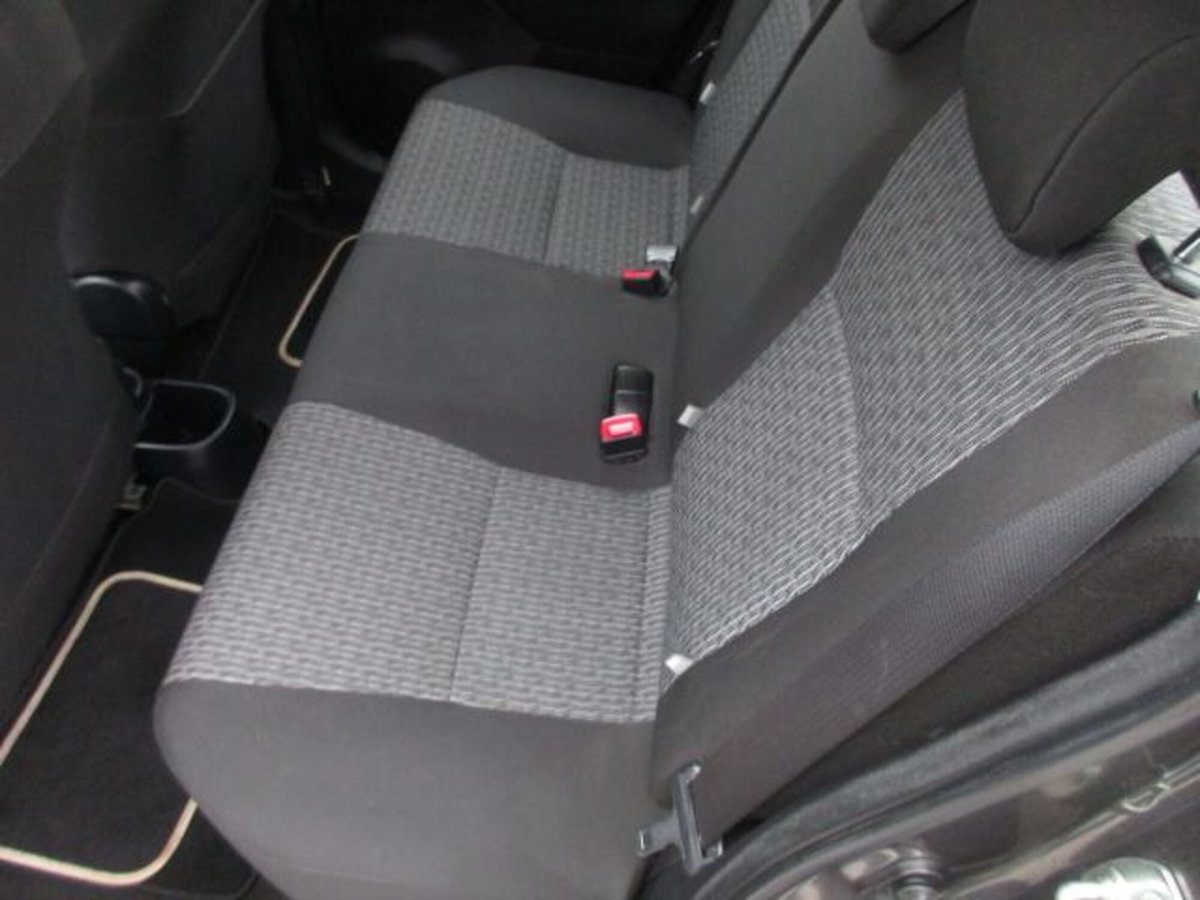 Toyota Yaris 1.D-4D 5 porte Lounge (11)