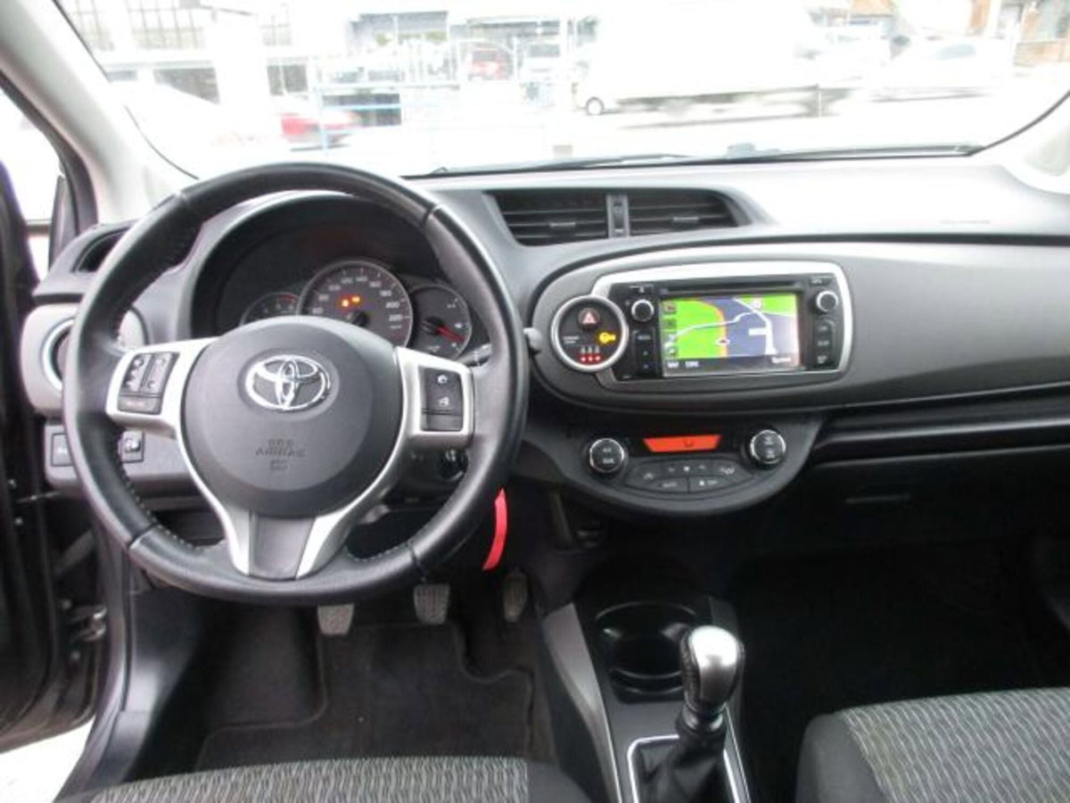Toyota Yaris 1.D-4D 5 porte Lounge (12)