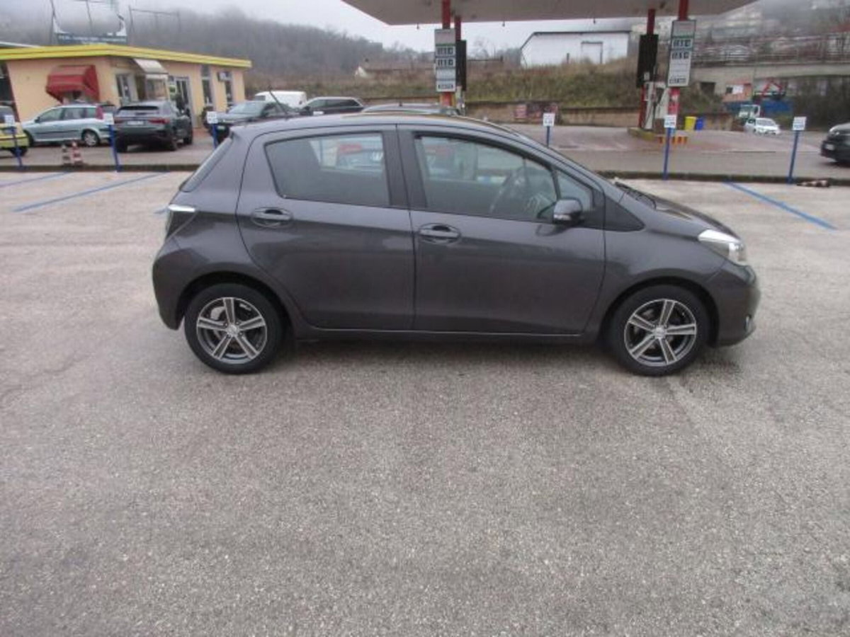 Toyota Yaris 1.D-4D 5 porte Lounge (3)