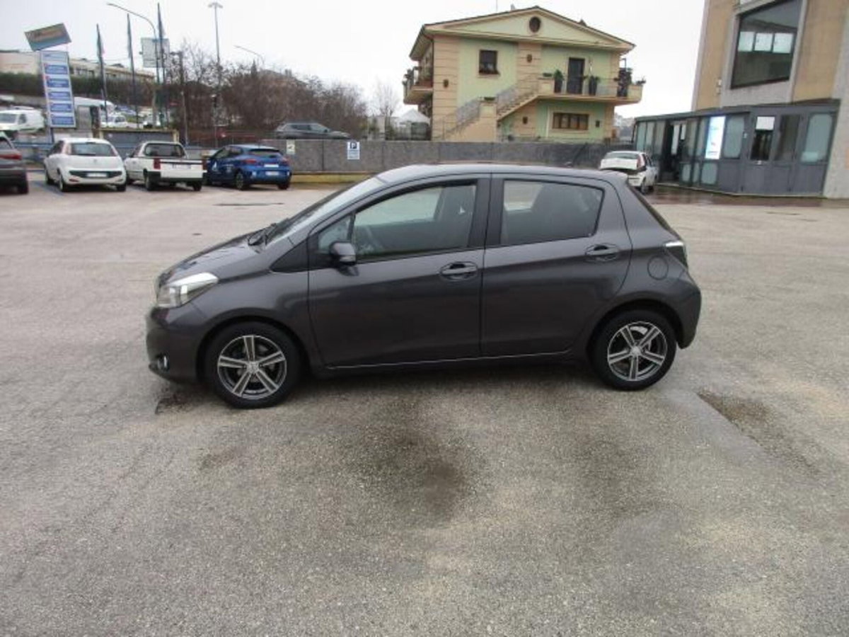 Toyota Yaris 1.D-4D 5 porte Lounge (4)