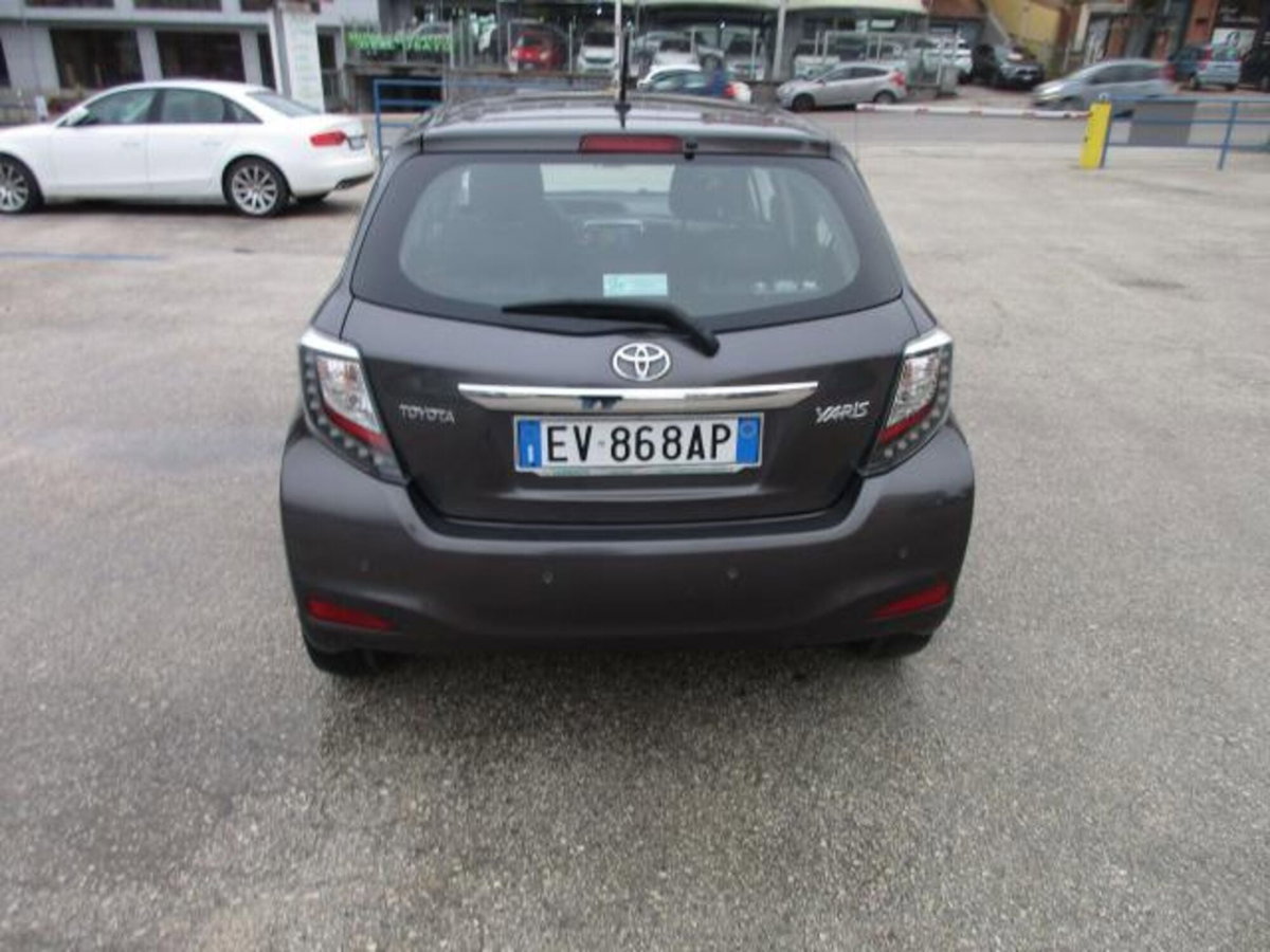 Toyota Yaris 1.D-4D 5 porte Lounge (6)