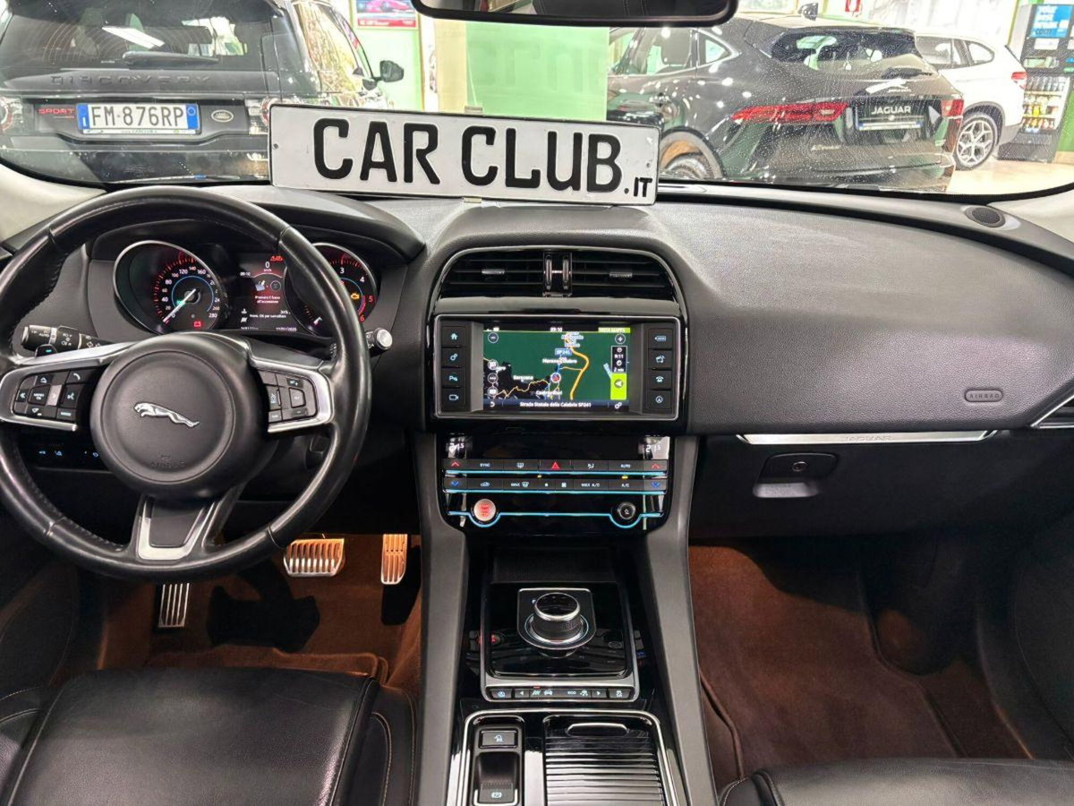 Jaguar F-Pace 2.0 D 180 CV AWD aut. Portfolio (10)