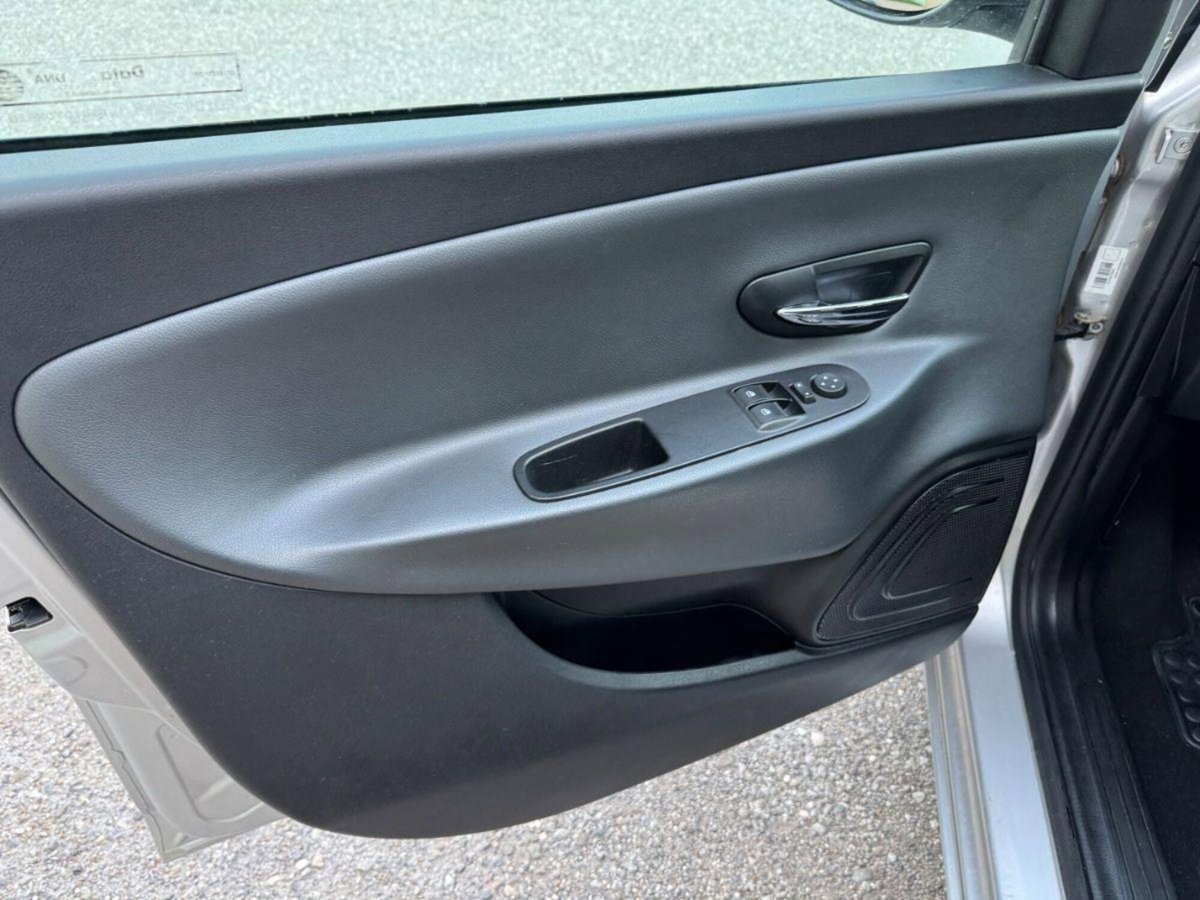 Lancia Ypsilon 1.2 69 CV 5 porte Gold (10)