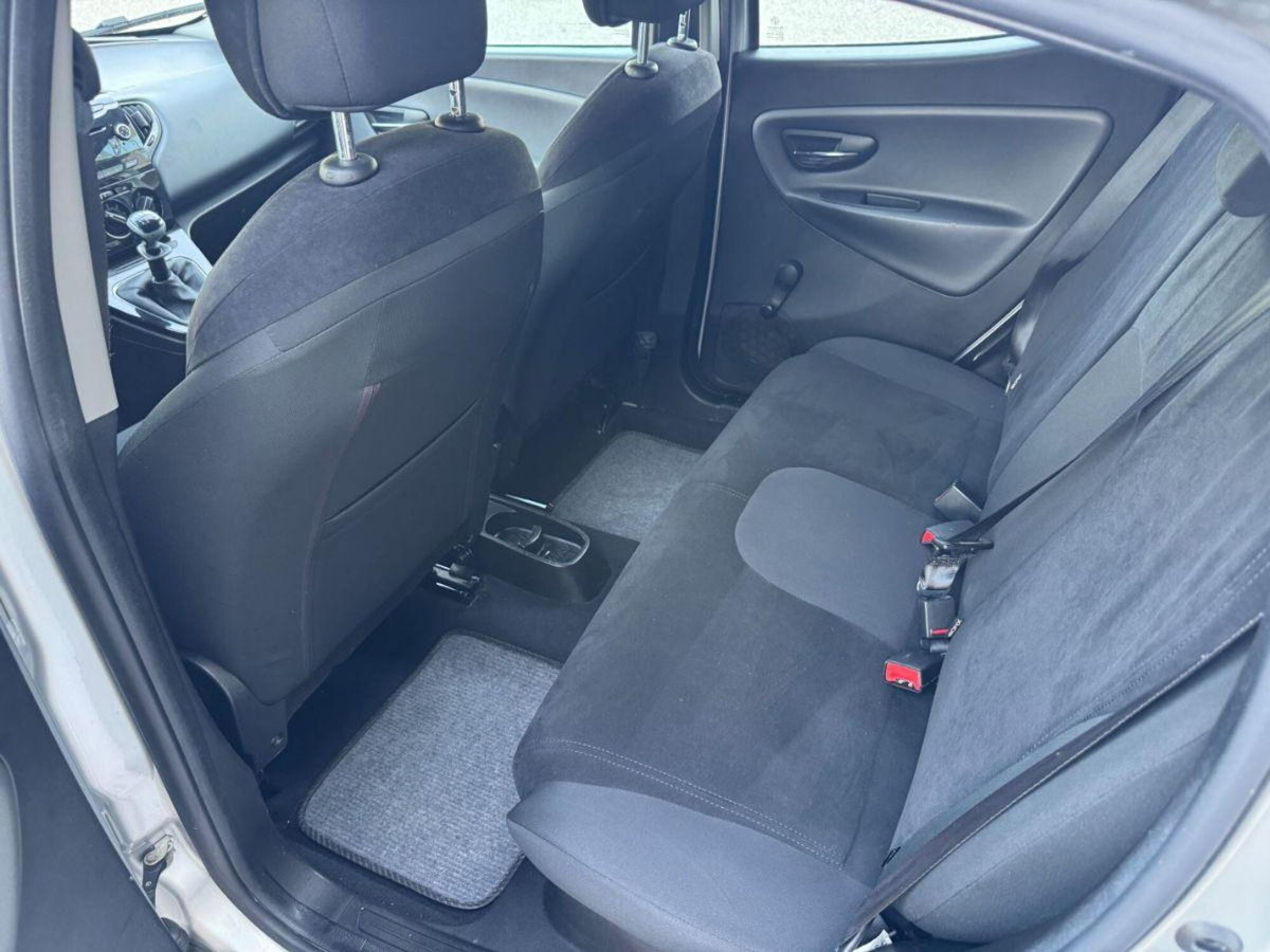 Lancia Ypsilon 1.2 69 CV 5 porte Gold (11)