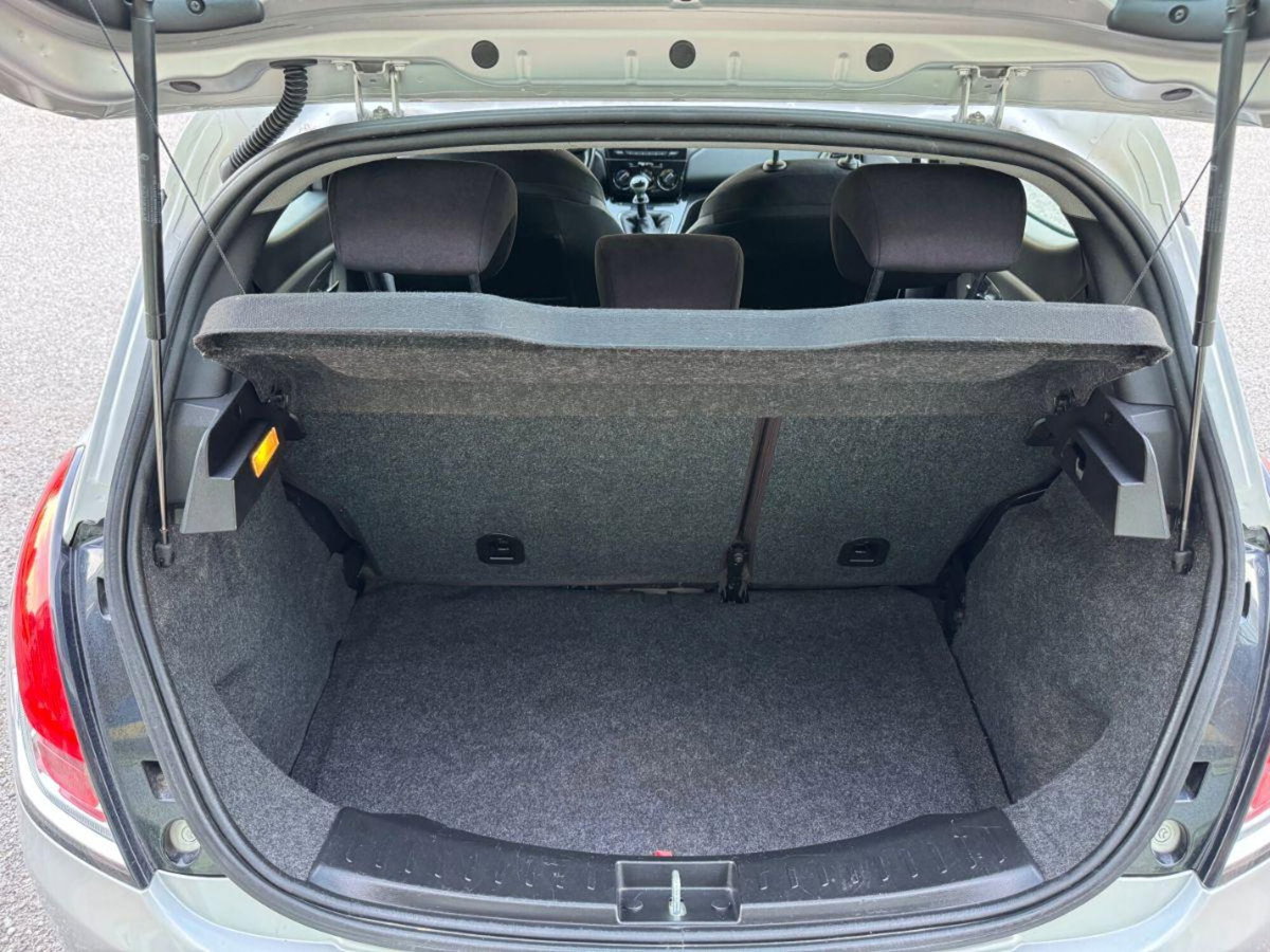 Lancia Ypsilon 1.2 69 CV 5 porte Gold (12)
