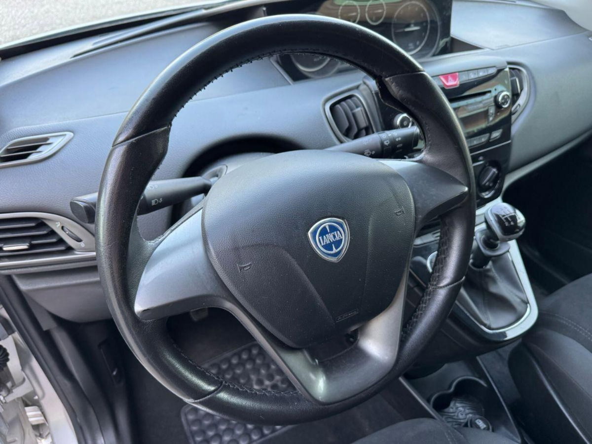 Lancia Ypsilon 1.2 69 CV 5 porte Gold (14)