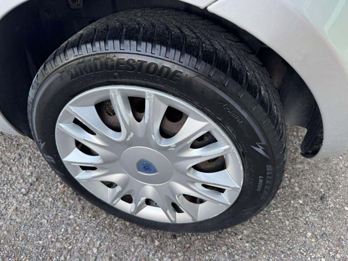 Lancia Ypsilon 1.2 69 CV 5 porte Gold (16)