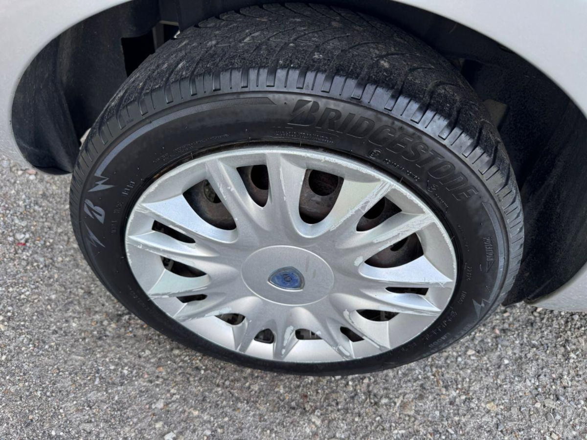 Lancia Ypsilon 1.2 69 CV 5 porte Gold (17)