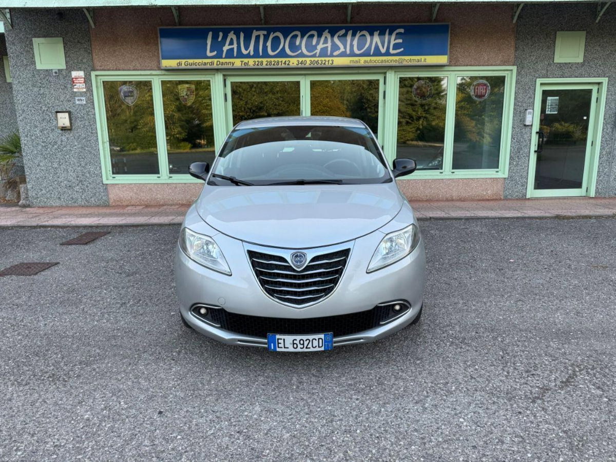 Lancia Ypsilon 1.2 69 CV 5 porte Gold (2)