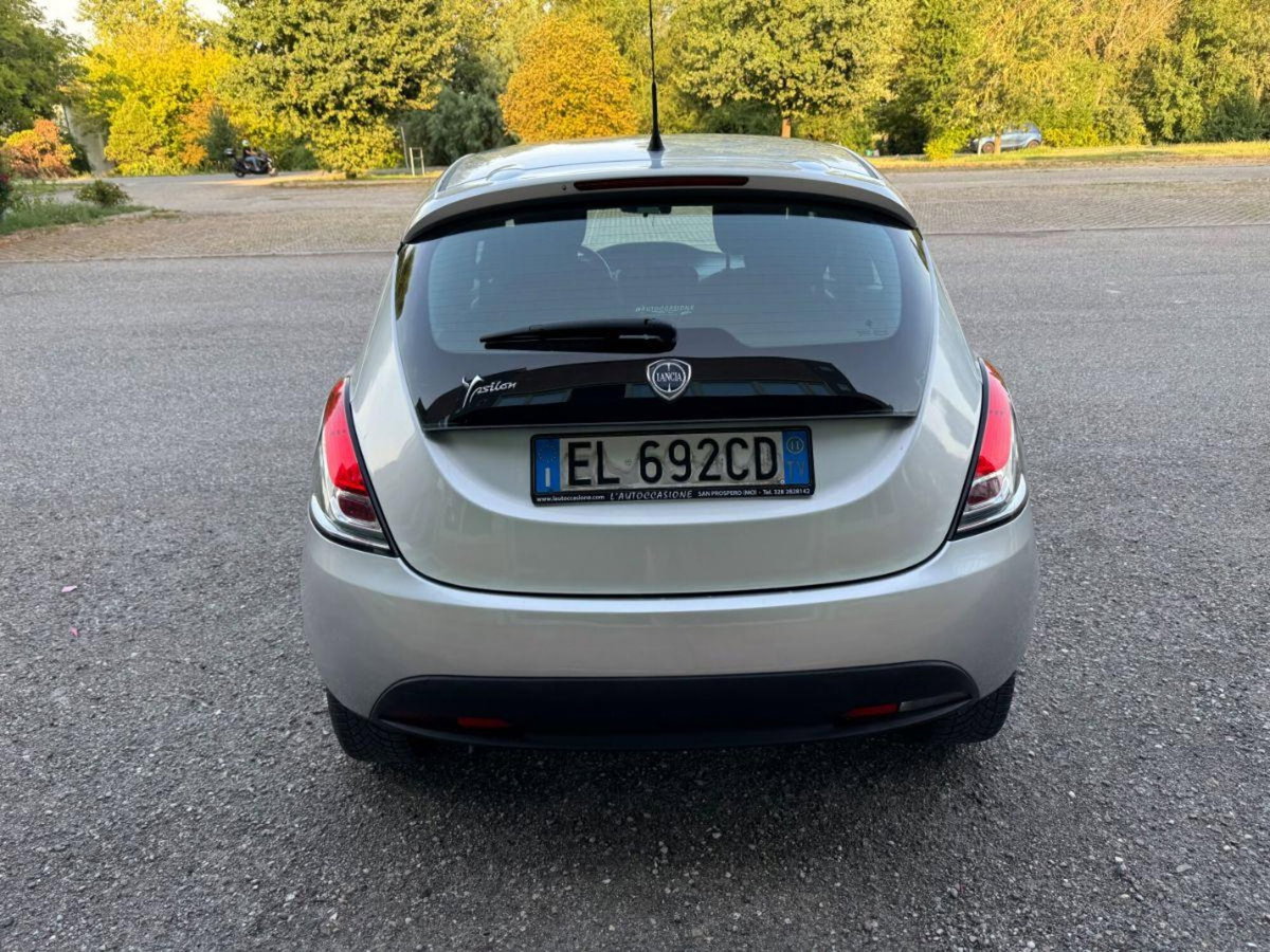 Lancia Ypsilon 1.2 69 CV 5 porte Gold (5)