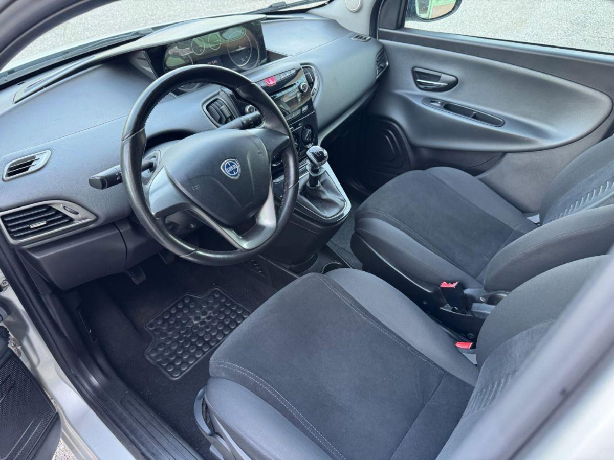 Lancia Ypsilon 1.2 69 CV 5 porte Gold (8)