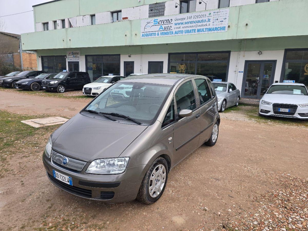Fiat Idea 1.2 16V BlackLabel (2)