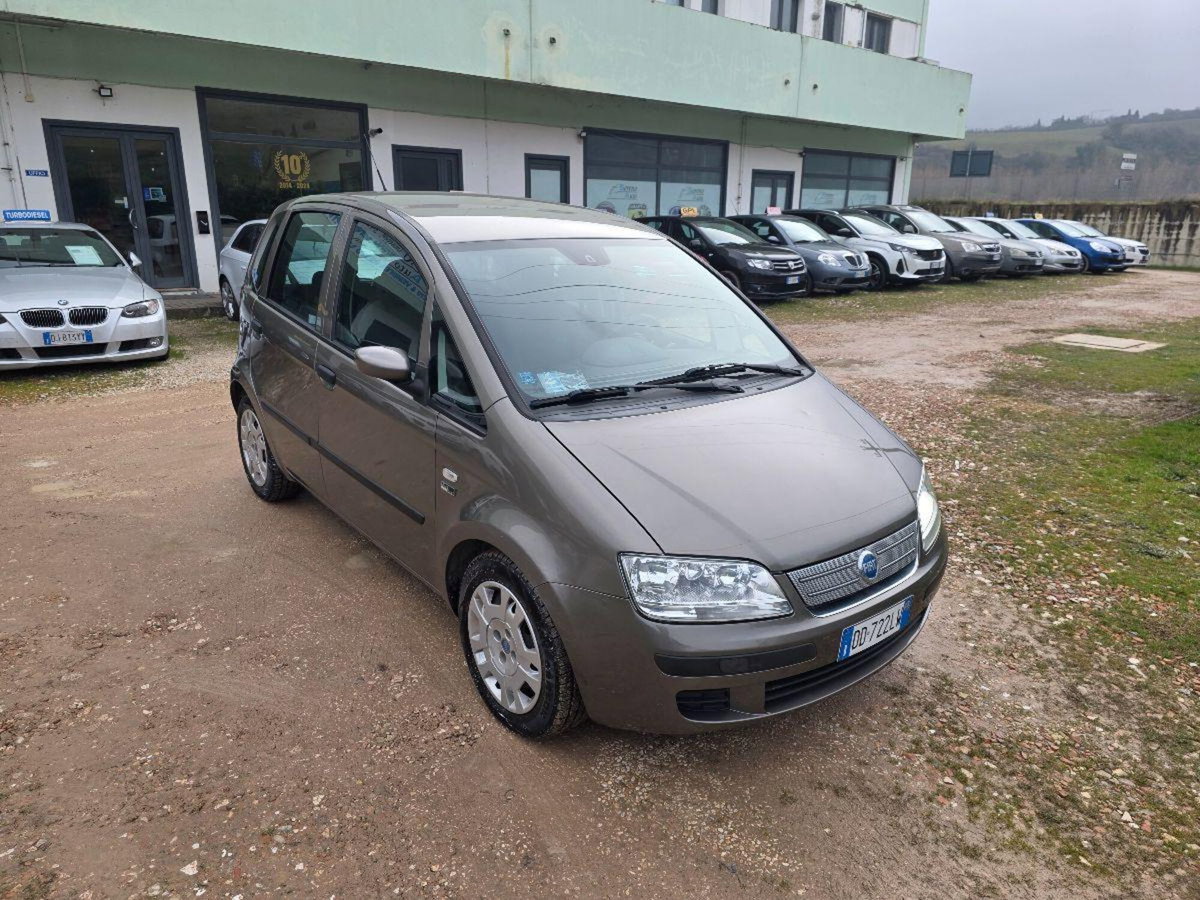Fiat Idea 1.2 16V BlackLabel (8)
