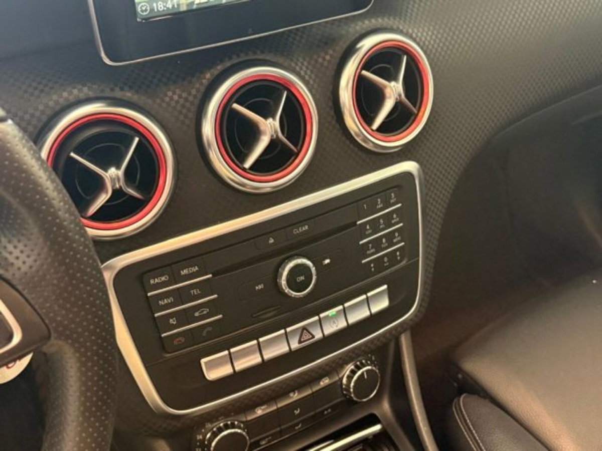 Mercedes-Benz Classe A 180 d Premium (18)