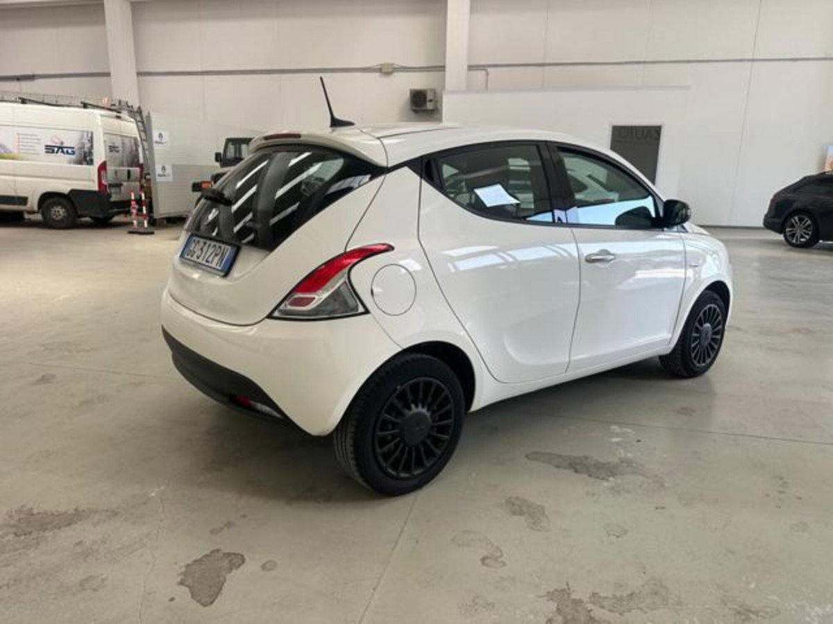 Lancia Ypsilon 1.0 FireFly 5 porte S&S Hybrid Ecochic Silver (5)