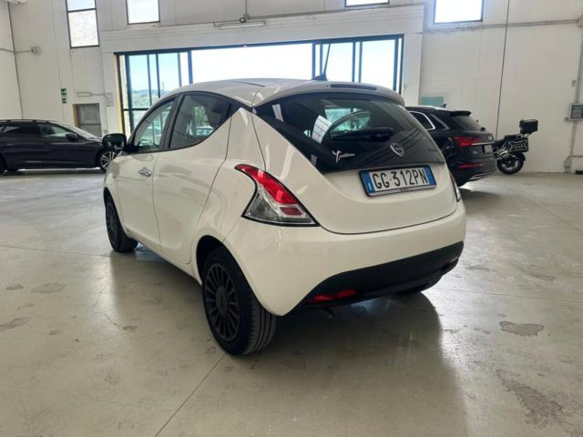 Lancia Ypsilon 1.0 FireFly 5 porte S&S Hybrid Ecochic Silver (8)