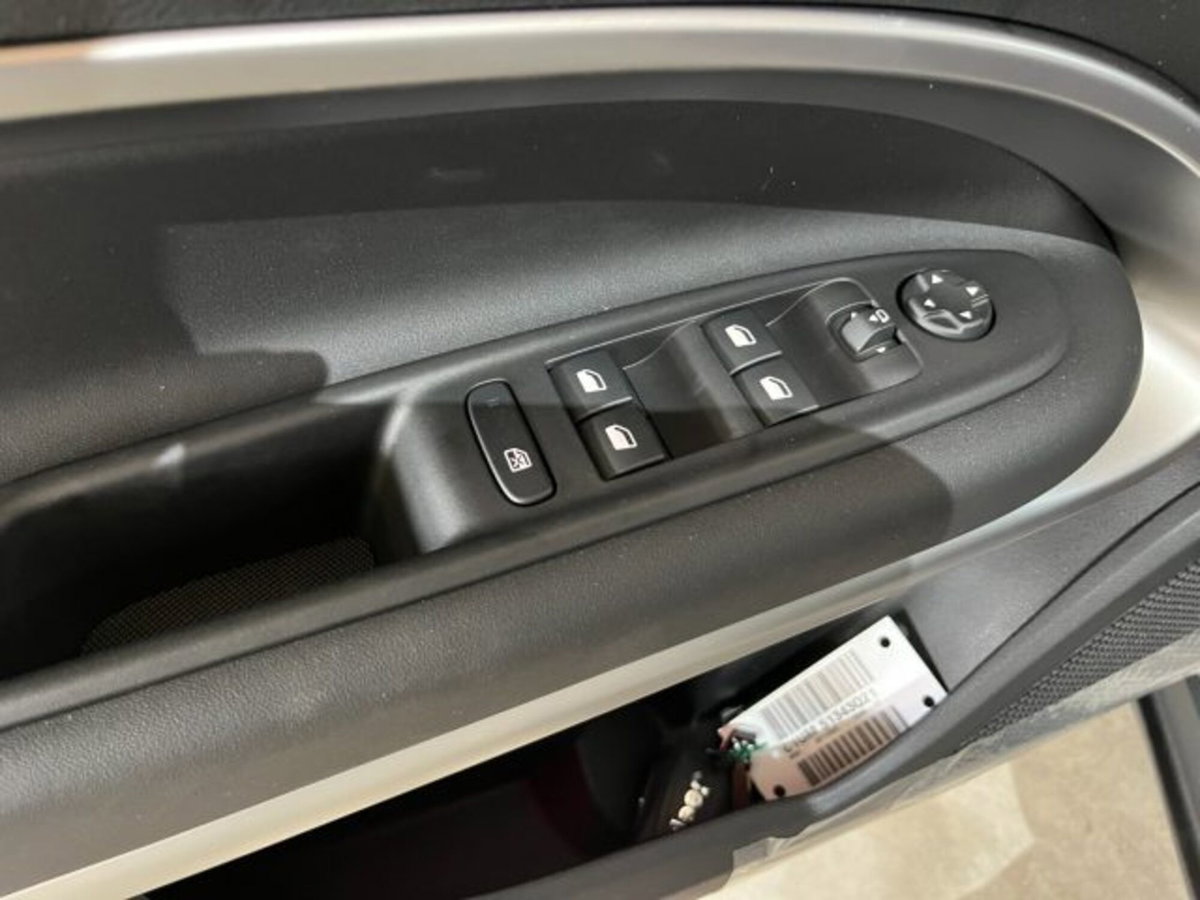 Jeep Avenger 1.2 turbo e-hybrid mhev Summit fwd 110cv edct6 (10)