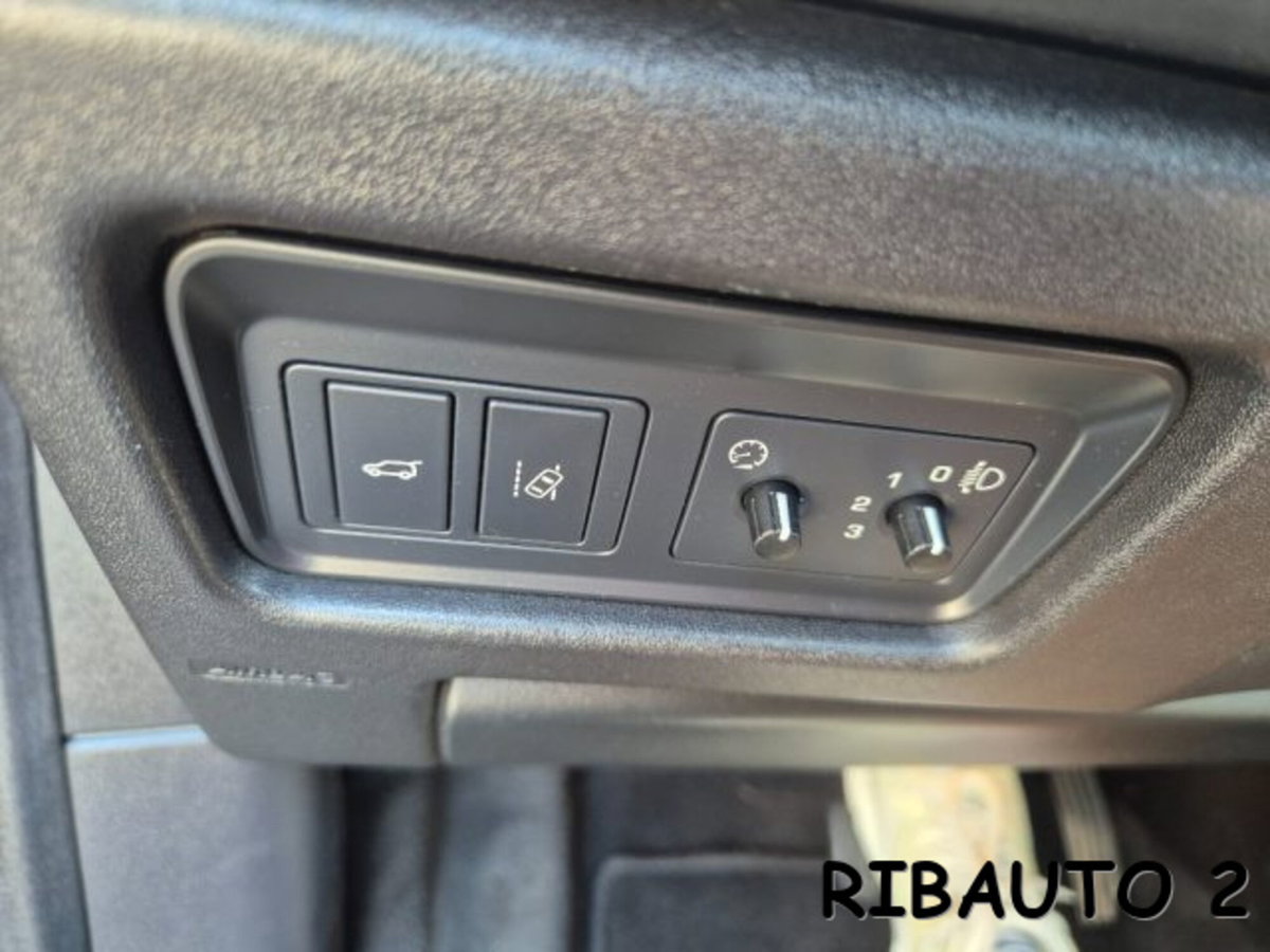 Land Rover Discovery Sport 2.2 TD4 HSE Luxury (16)