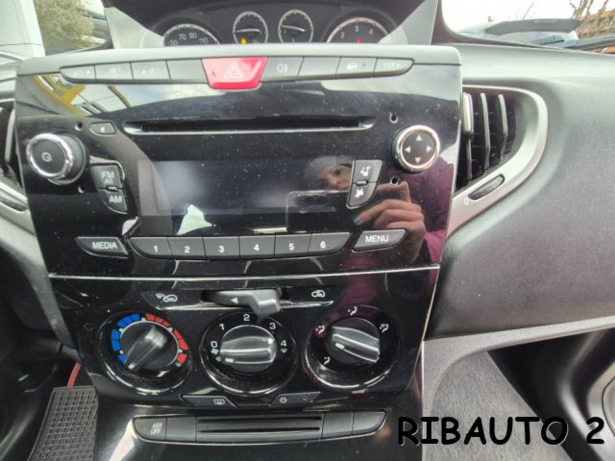 Lancia Ypsilon 1.2 69 CV 5 porte Elle (20)