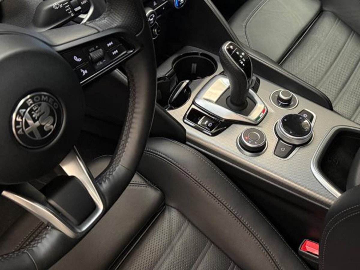 Alfa Romeo Giulia 2.0 Turbo 280 CV AT8 AWD Q4 Veloce (10)