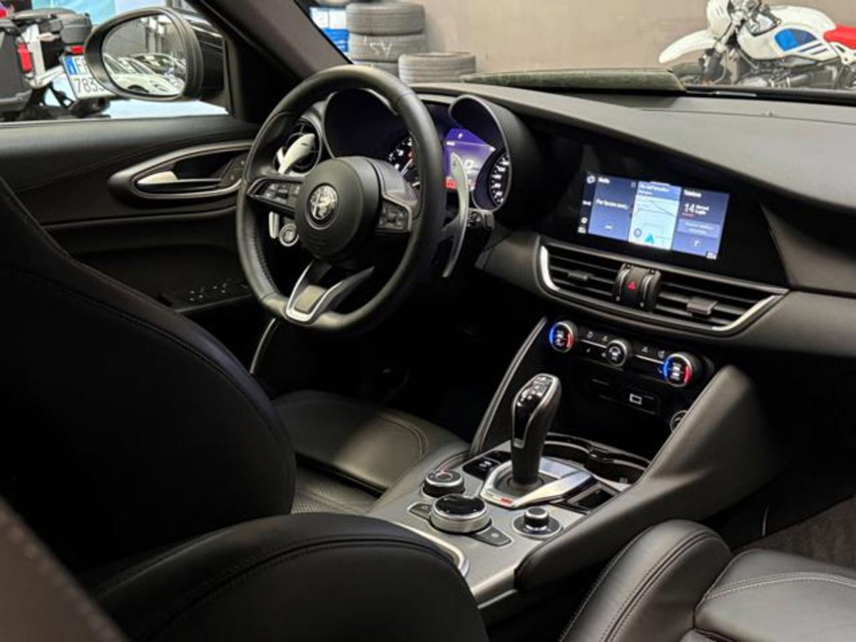 Alfa Romeo Giulia 2.0 Turbo 280 CV AT8 AWD Q4 Veloce (14)