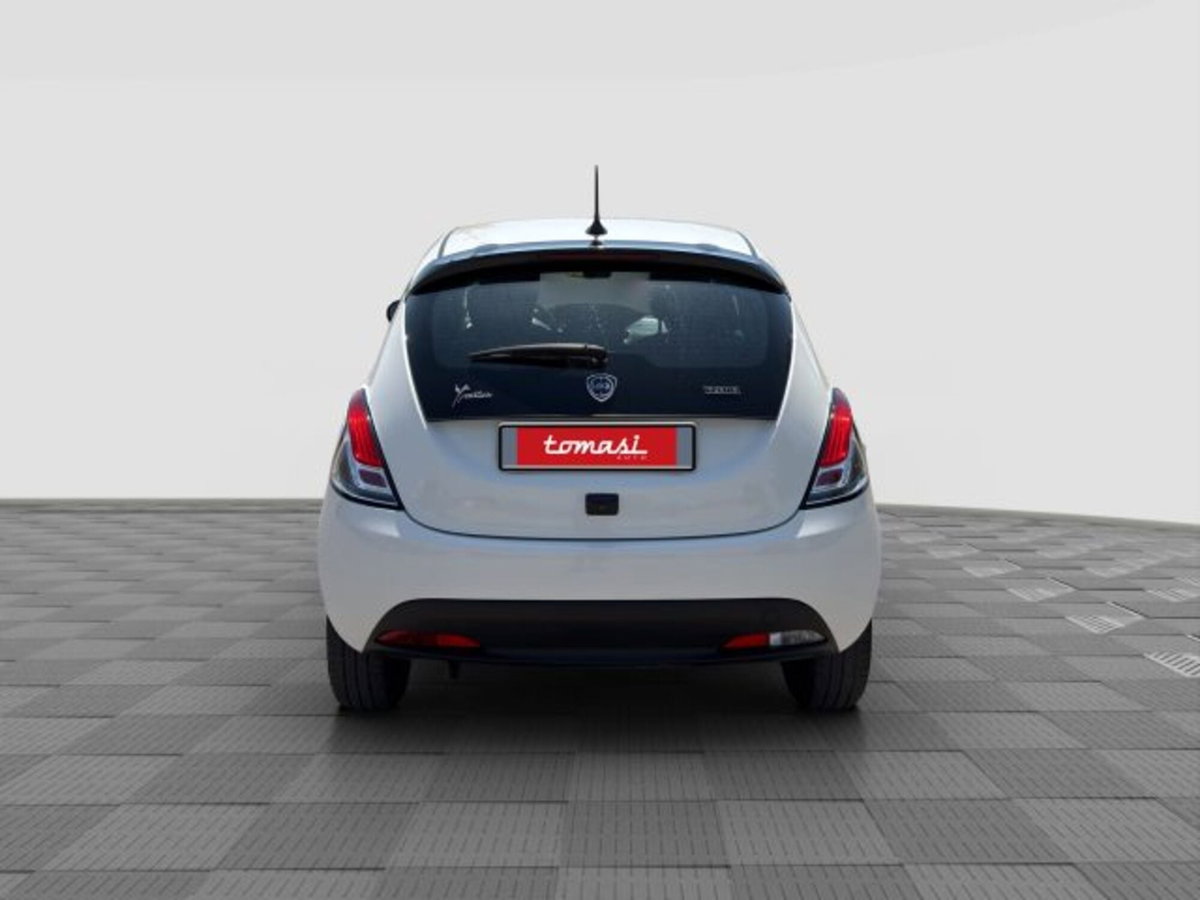 Lancia Ypsilon 1.0 FireFly 5 porte S&S Hybrid Ecochic Gold (4)