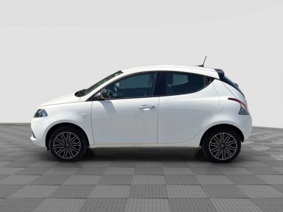 Lancia Ypsilon 1.0 FireFly 5 porte S&S Hybrid Gold Plus (2)