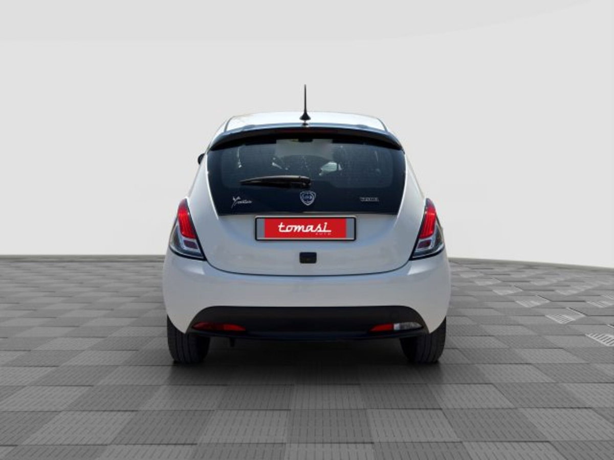 Lancia Ypsilon 1.0 FireFly 5 porte S&S Hybrid Gold Plus (4)
