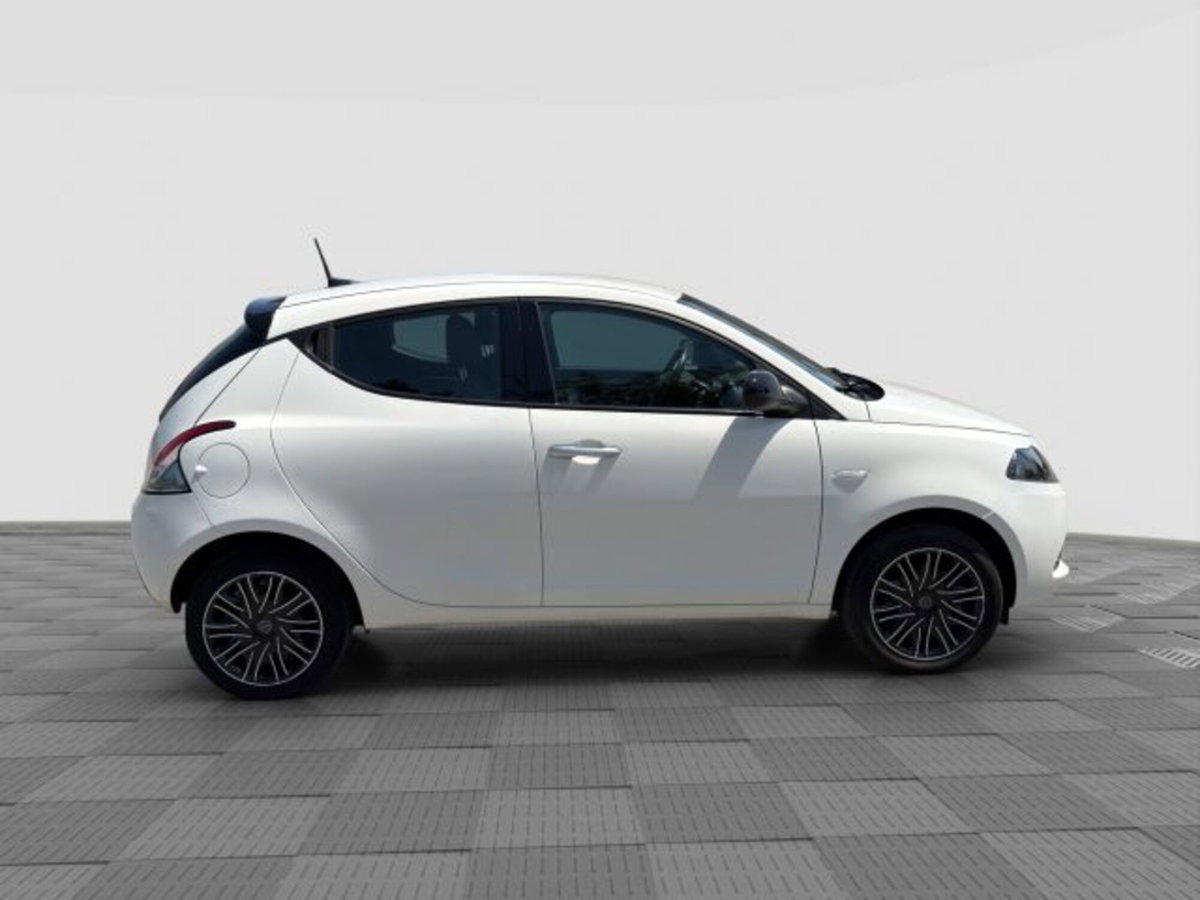 Lancia Ypsilon 1.0 FireFly 5 porte S&S Hybrid Gold Plus (6)