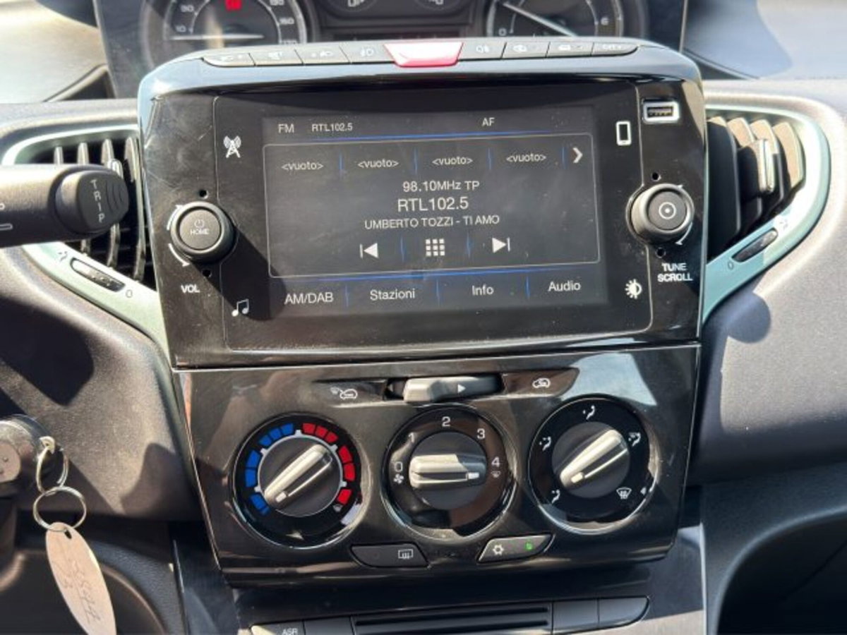 Lancia Ypsilon 1.0 FireFly 5 porte S&S Hybrid Ecochic Gold (17)