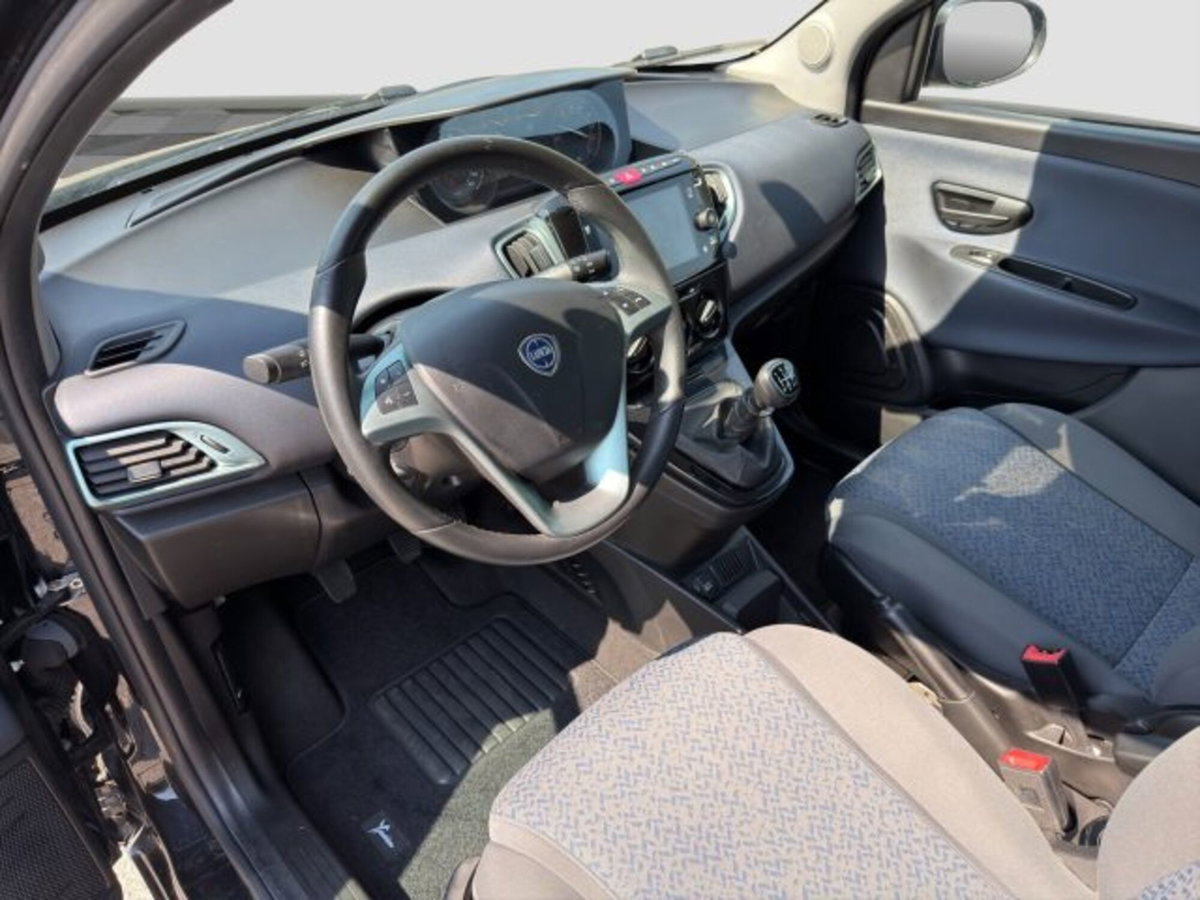 Lancia Ypsilon 1.0 FireFly 5 porte S&S Hybrid Ecochic Gold (9)