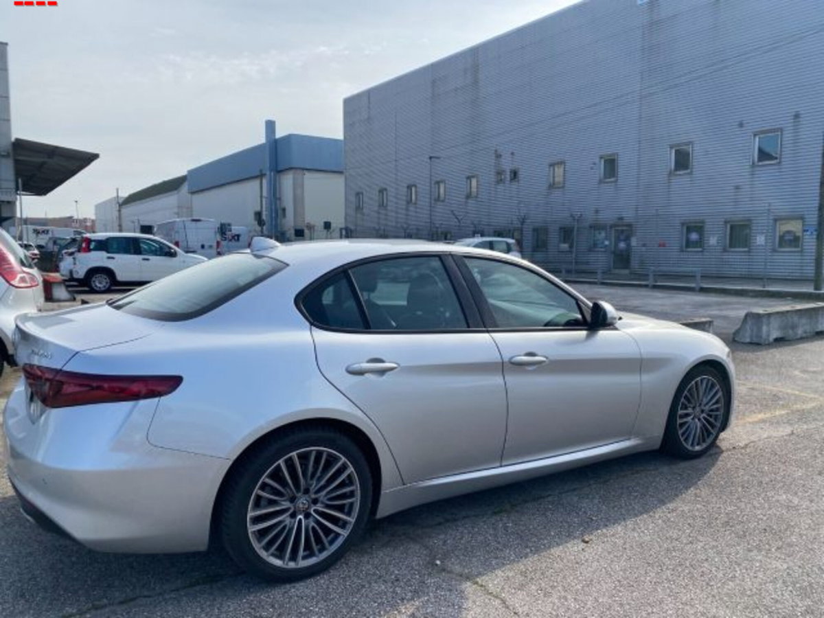 Alfa Romeo Giulia 2.2 Turbodiesel 180 CV AT8 Super (6)