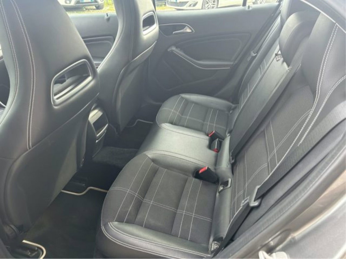 Mercedes-Benz GLA SUV 200 d Automatic 4Matic Premium (5)
