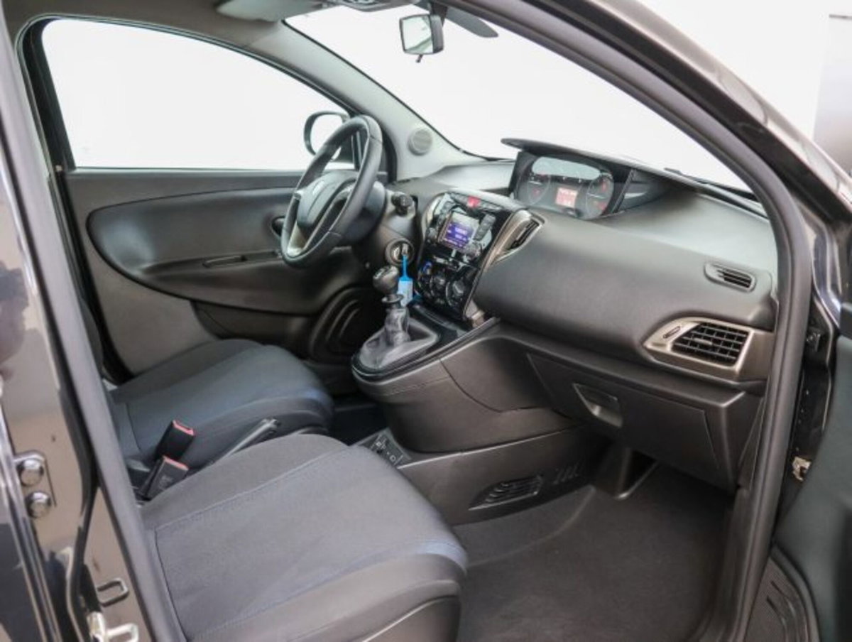 Lancia Ypsilon 1.0 FireFly 5 porte S&S Hybrid Maryne (12)