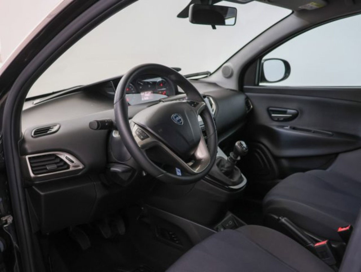 Lancia Ypsilon 1.0 FireFly 5 porte S&S Hybrid Maryne (9)