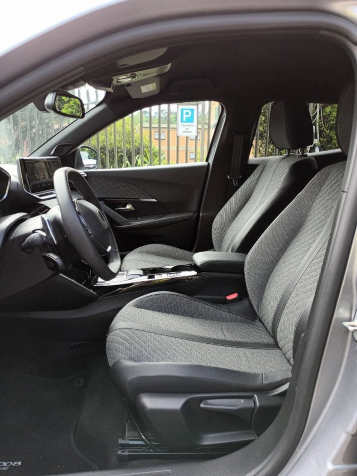 Peugeot 2008 50 kWh Allure (7)