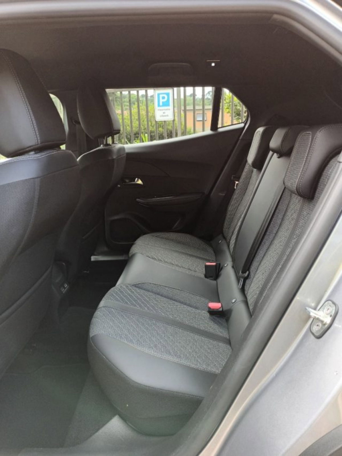 Peugeot 2008 50 kWh Allure (8)