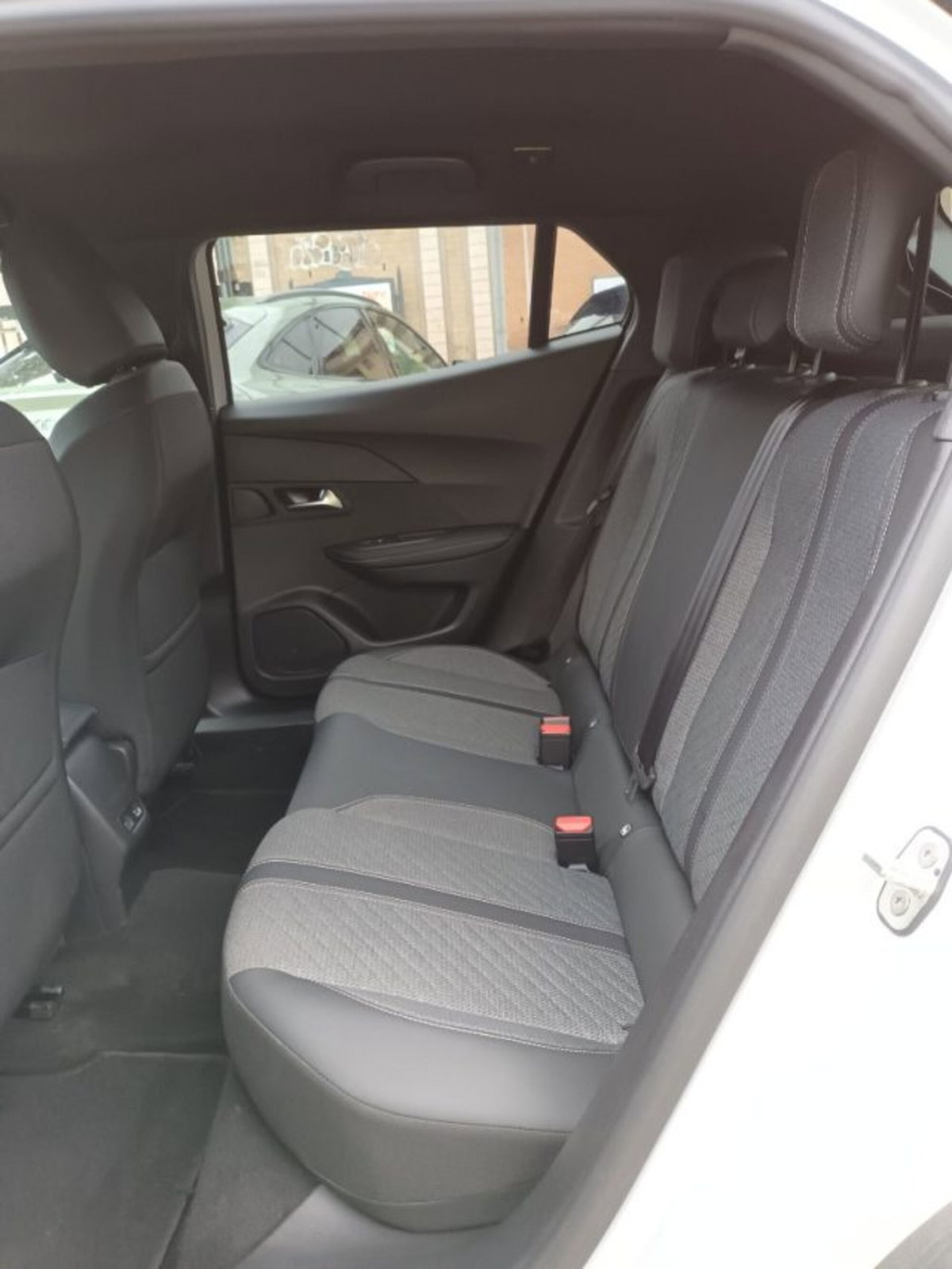 Peugeot 2008 50 kWh Allure (8)