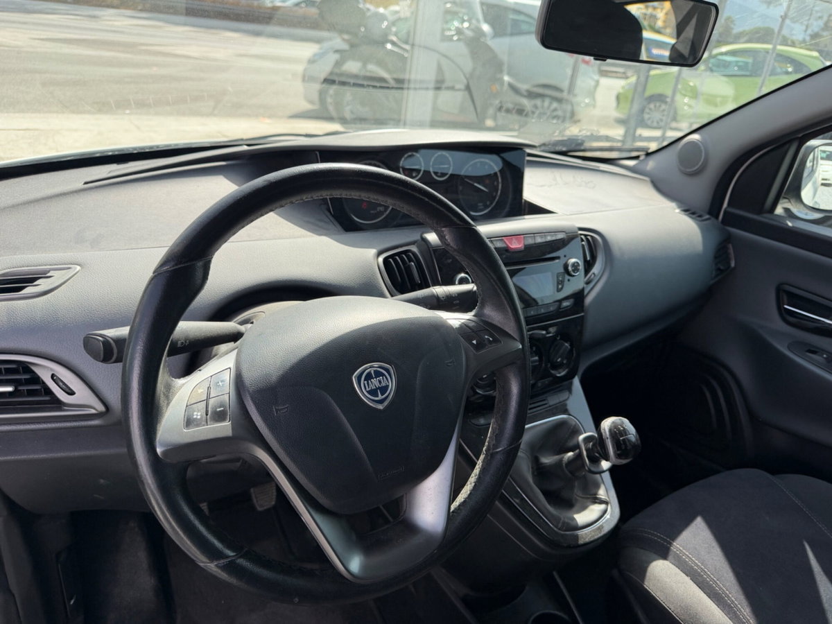 Lancia Ypsilon 1.2 69 CV 5 porte Silver (5)