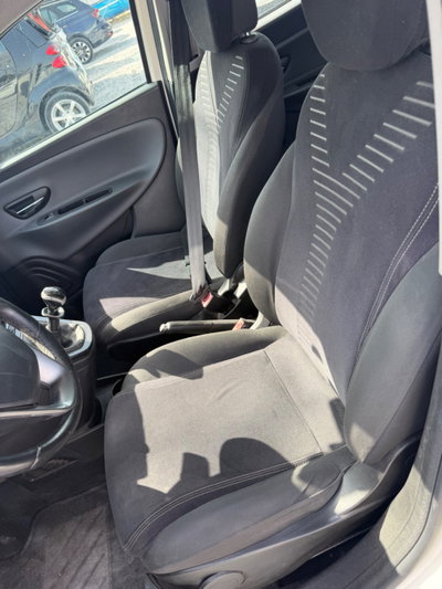 Lancia Ypsilon 1.2 69 CV 5 porte Silver (6)