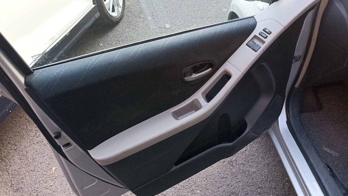 Toyota Yaris 1.D-4D DPF 5 porte M-MT Sol (7)