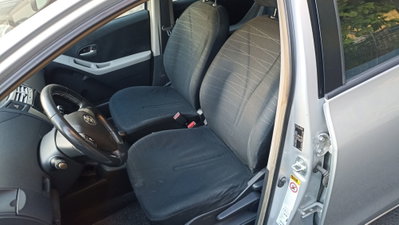 Toyota Yaris 1.D-4D DPF 5 porte M-MT Sol (8)