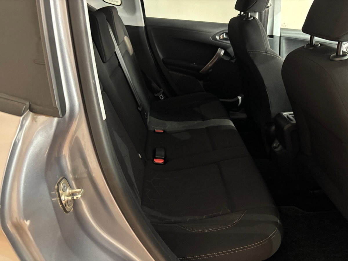 Peugeot 2008 e-HDi 92 CV Stop&Start Allure (13)