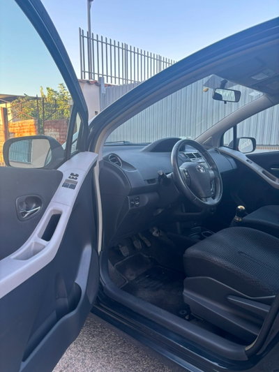 Toyota Yaris 1.0 5 porte Sol (10)