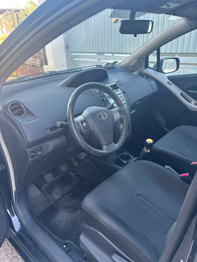 Toyota Yaris 1.0 5 porte Sol (11)