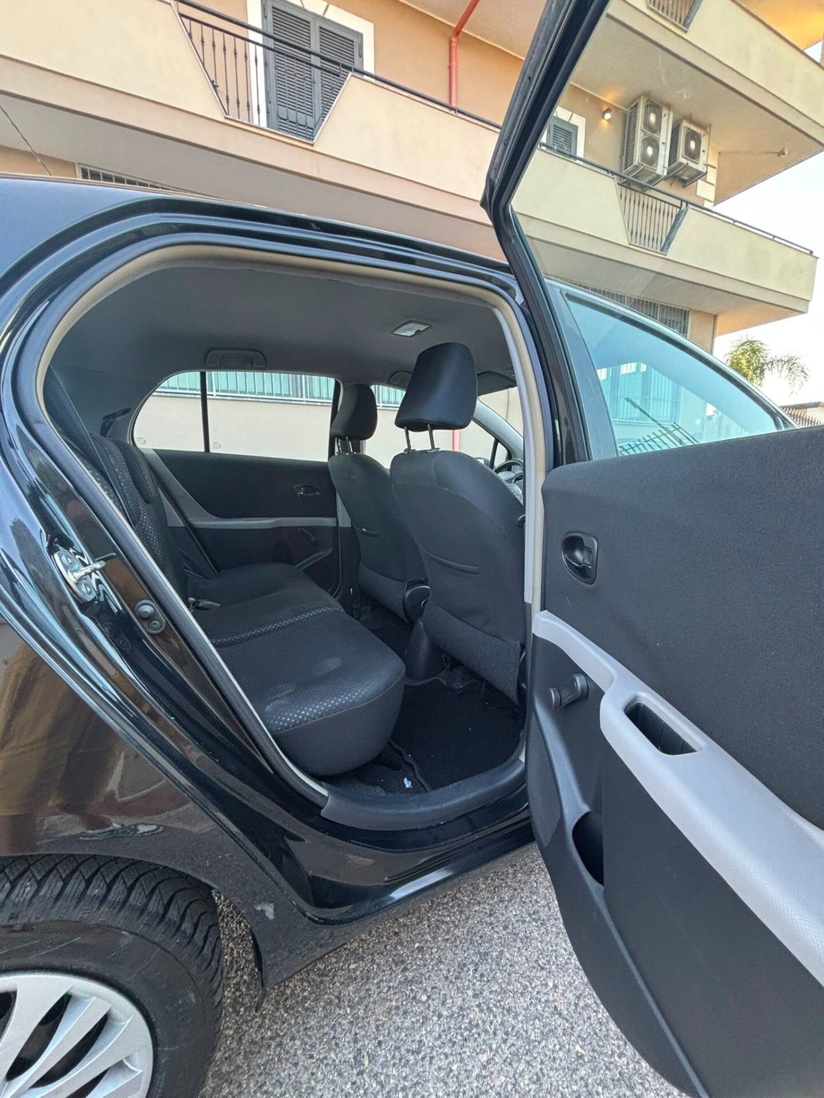Toyota Yaris 1.0 5 porte Sol (12)