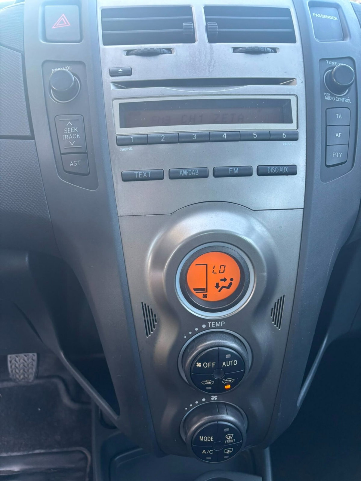 Toyota Yaris 1.0 5 porte Sol (16)