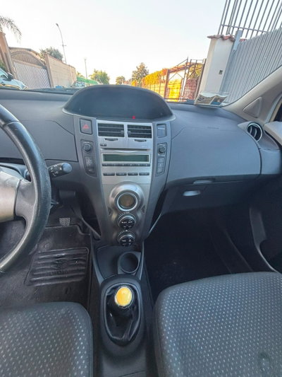 Toyota Yaris 1.0 5 porte Sol (18)